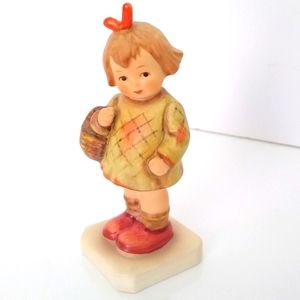 Hummel I brought you a gift number 479 m1